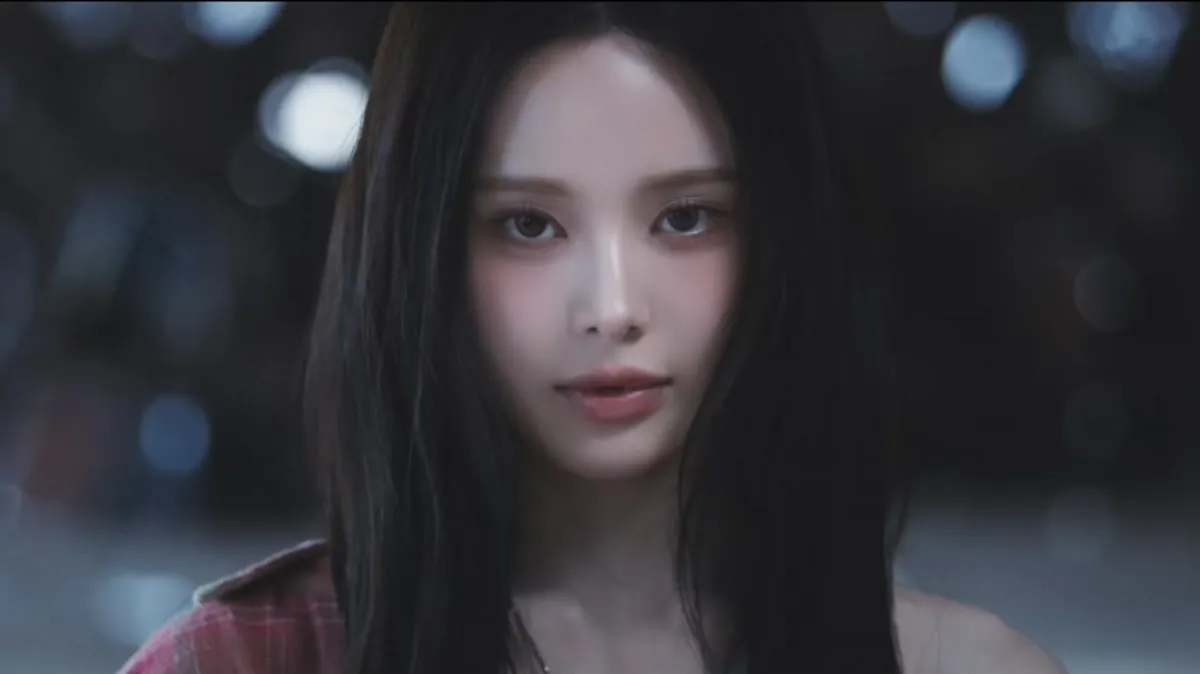 Escena del video musical oficial de METRONOME de Izna