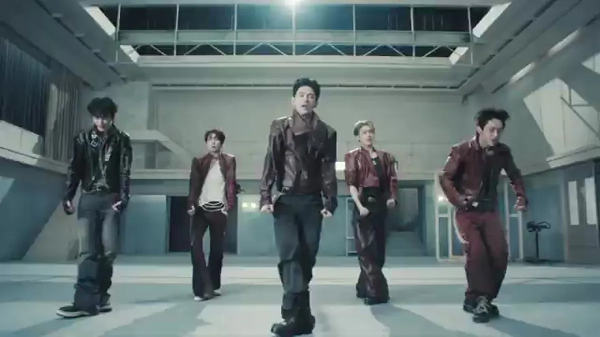 Escenas de performance de 'Curious' en el video musical oficial de Andouble