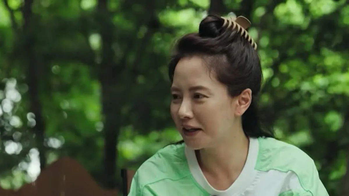 Song Ji Hyo revela su lado más natural en un video de camping en solitario a través de su canal de YouTube