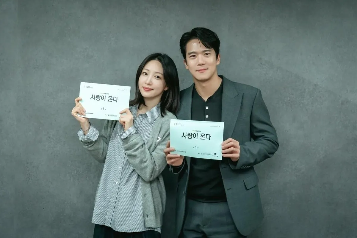 하석진·안희연, 꽃다발 들고 찬란한 미소…'사랑이 온다' 7월 25일 첫 방송