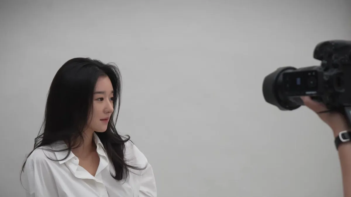 Seo Ye-ji posa ante la cámara en su nueva sesión de fotos de perfil