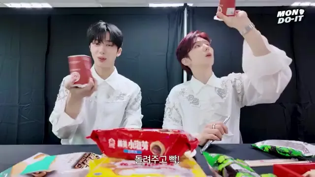 Los miembros de MONSTA X prueban bocadillos locales en MON DO-IT Taipei