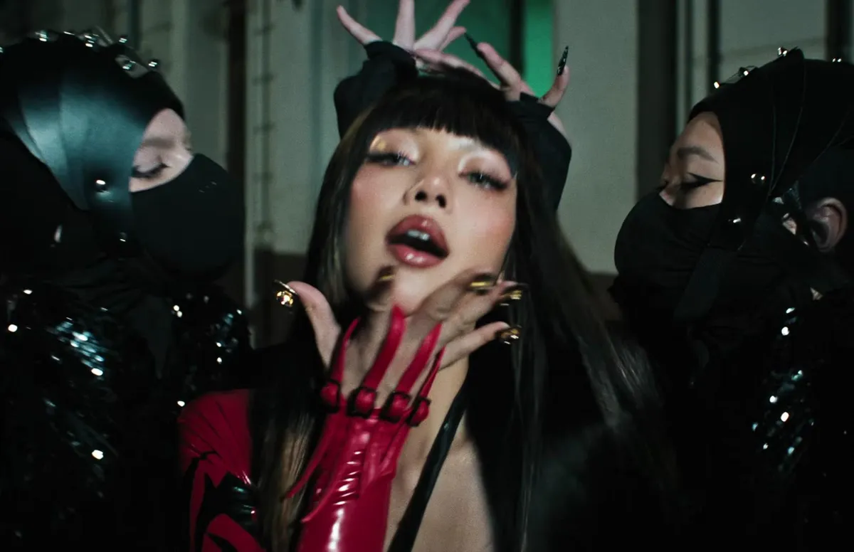LISA、新曲「SaWaDiKa」MVティザーでカメラを見つめる圧倒的な存在感