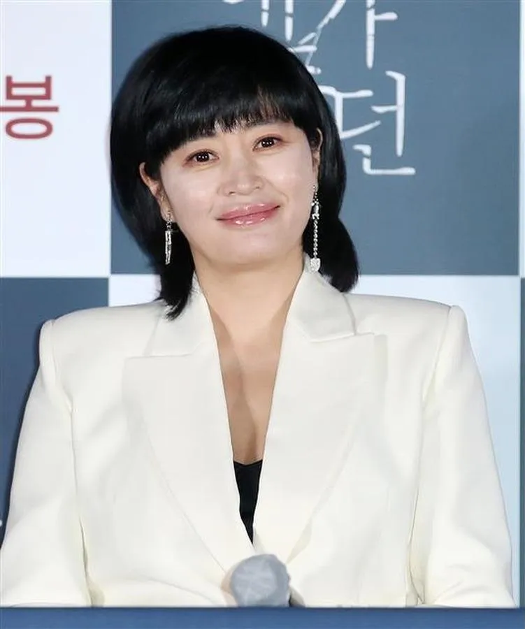 Kim Hye-soo cautiva con un look de chaqueta de cuadros morados y melena larga