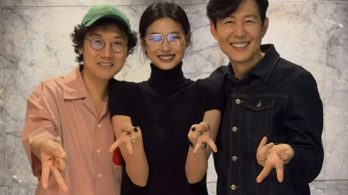 Lee Jung-jae, Hwang Dong-hyuk, and Jung Ho-yeon strike 'Gyaru Peace' poses at 'HOPE' GV