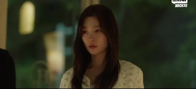 Jeong Chae-yeon muestra una expresión firme en una escena del drama Assembly Family