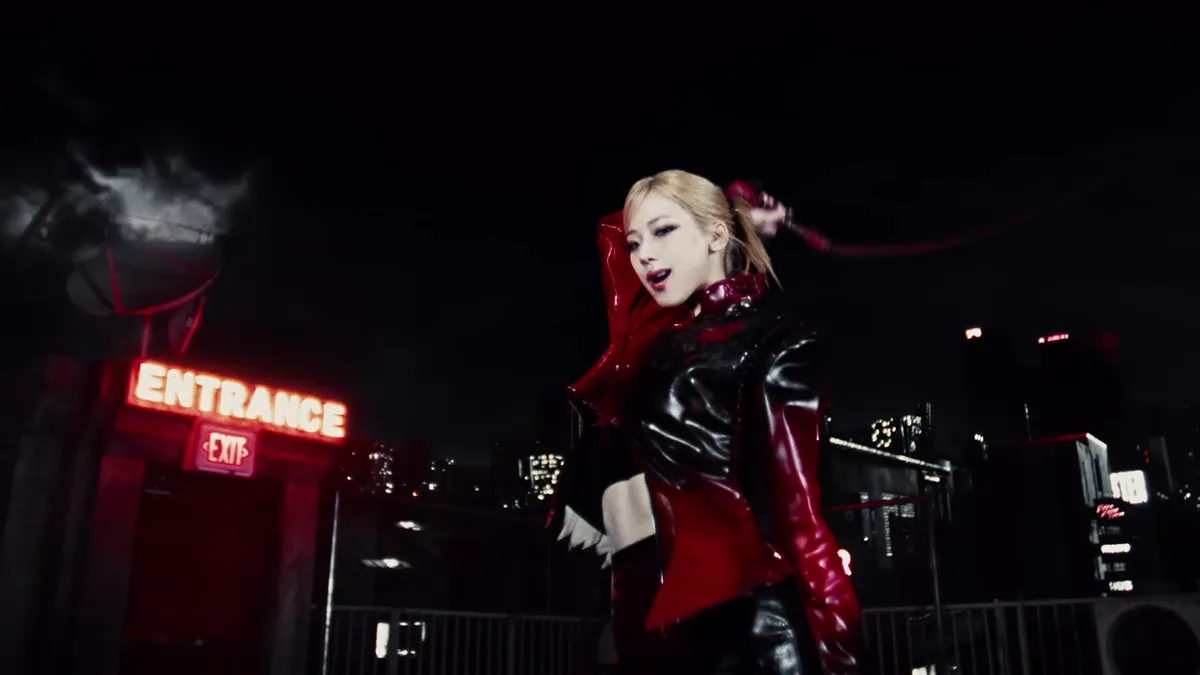 BABYMONSTER、公式ミュージックビデオの夜のシーンで魅惑的なポーズを披露