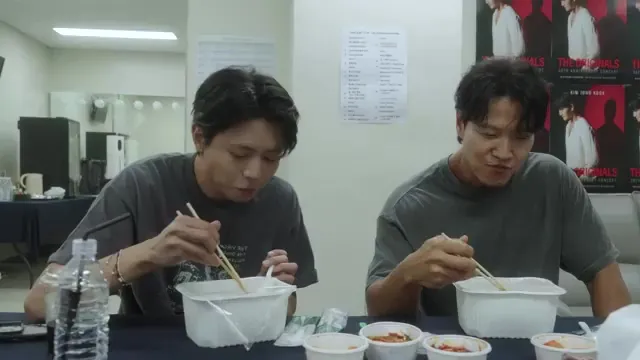 Kim Jong-kook comparte momentos con el elenco durante una comida en el camerino en el video detrás…