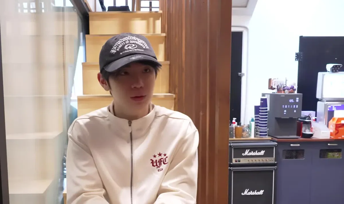 Kim Tae-rae Seen Chatting Indoors in Recording Behind-the-Scenes Video
