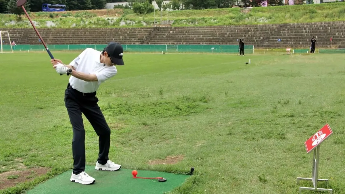 Yoo Jae-suk shows off refreshing swings at a park golf course
