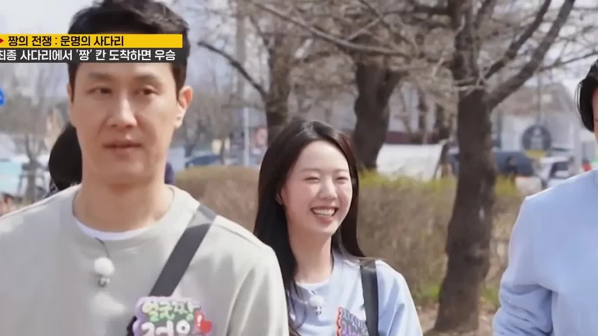 Yang Se-chan recreando la coreografía con una camiseta sin mangas en 'Running Man' de SBS