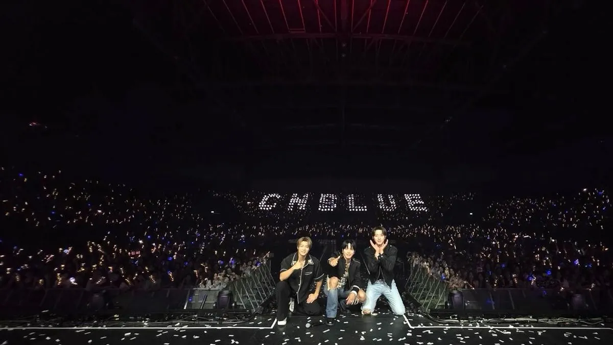 CNBLUE Lee Jung-shin Shares Bangkok Concert Photos, Expressing Gratitude to Fans